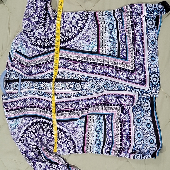 Express Abstract Ikat Print Open Blouse - Picture 10 of 12